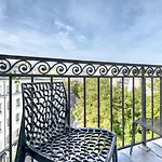 Stunning Apartment 2Br + Balcony + Nice View