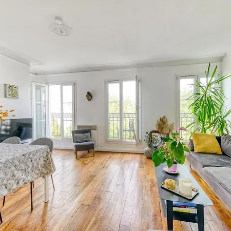 Stunning 2br + Balcony + View Paris