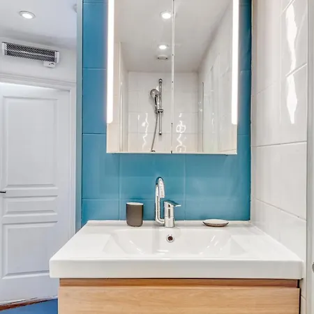 Stunning 2br + Balcony + View Appartamento *